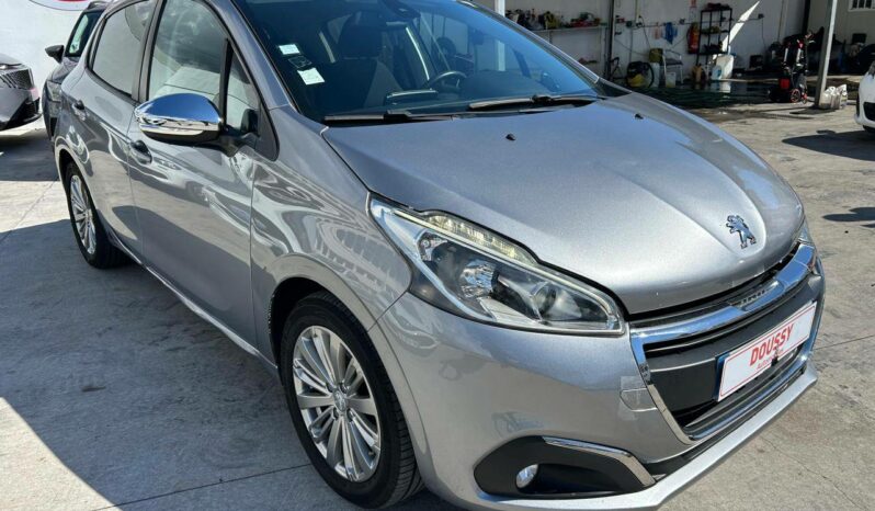 
								Peugeot 208 1.2 PureTech 82ch complet									