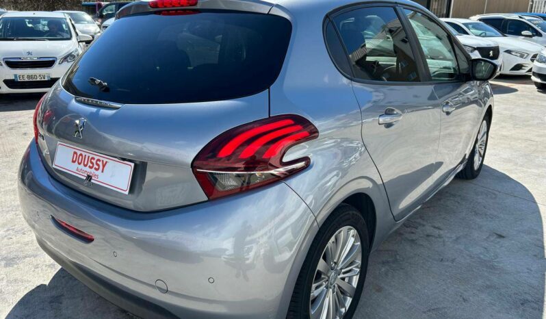 
								Peugeot 208 1.2 PureTech 82ch complet									