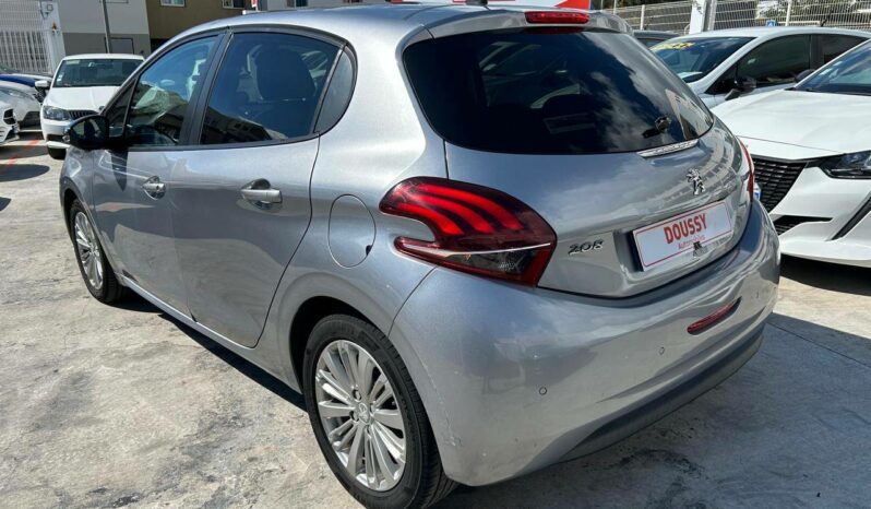 
								Peugeot 208 1.2 PureTech 82ch complet									